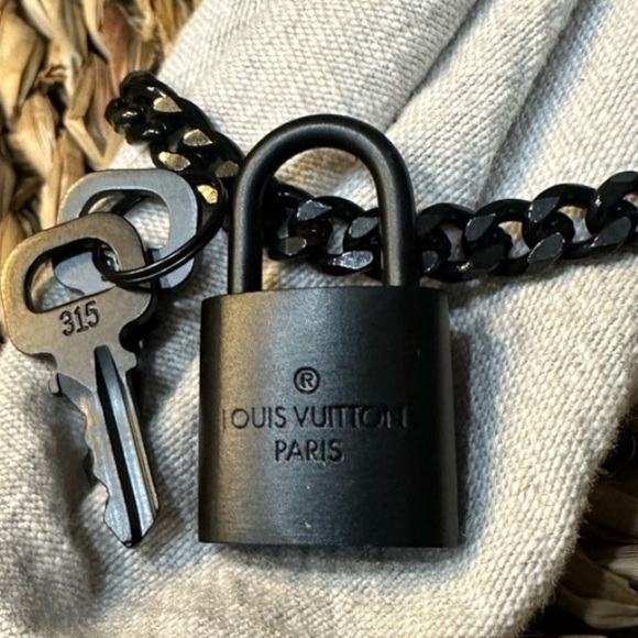 COA New in box: Louie Vuitton matte black lock & keys comes with COA - Picture 2 of 3